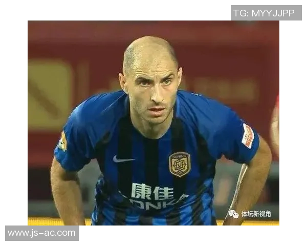 足球明星化身老大爷展现幽默风采引发球迷热议