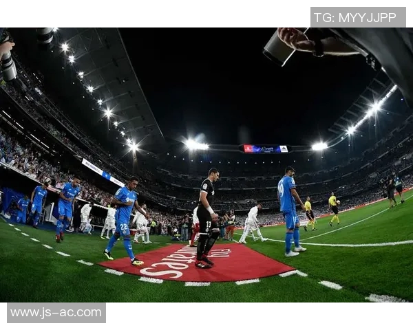 足球明星同框瞬间珍藏壁纸尽显球场魅力与友谊的完美结合