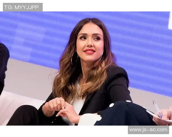 足球明星肋骨纹身图片女神魅力展现与个性风格的完美结合